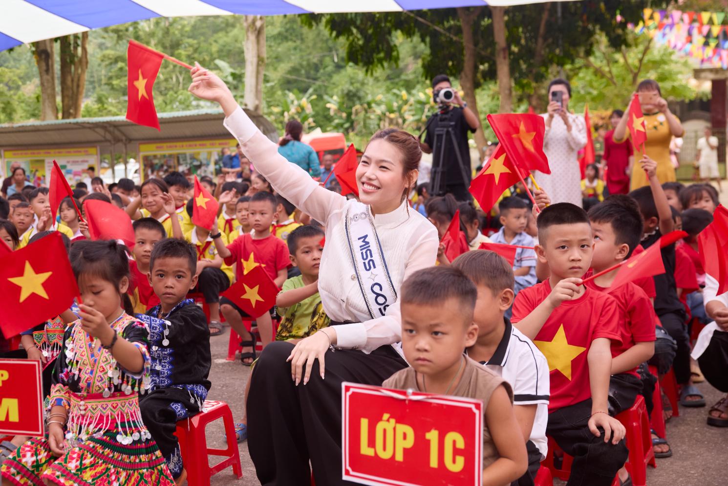 Miss Cosmo Vietnam 2026 Đỗ Cẩm Ly 4 Miss Cosmo Vietnam 2026   Đỗ Cẩm Ly trao 100 suất học bổng và quà tặng tại quê nhà