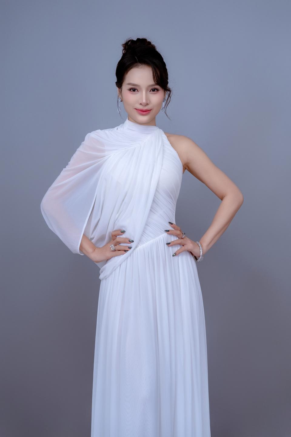PHUONG TRINH JOLIE 14 batch Phương Trinh Jolie: “Thu nhập kinh doanh online không thua kém làm nghệ thuật”