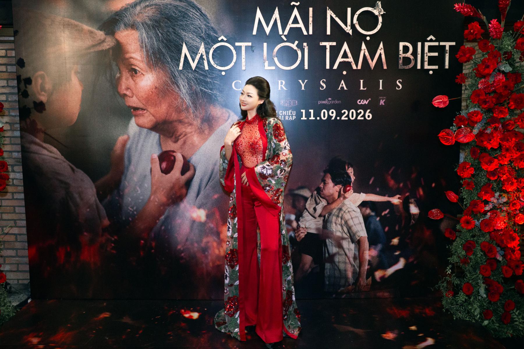 Vanessa Lê diện thiết kế lấy cảm hứng từ áo dài tại buổi công chiếu ra mắt phim. Mỹ nhân gốc Việt 10 năm hoạt động bền bỉ ở hải ngoại: Vanessa Lê là ai?