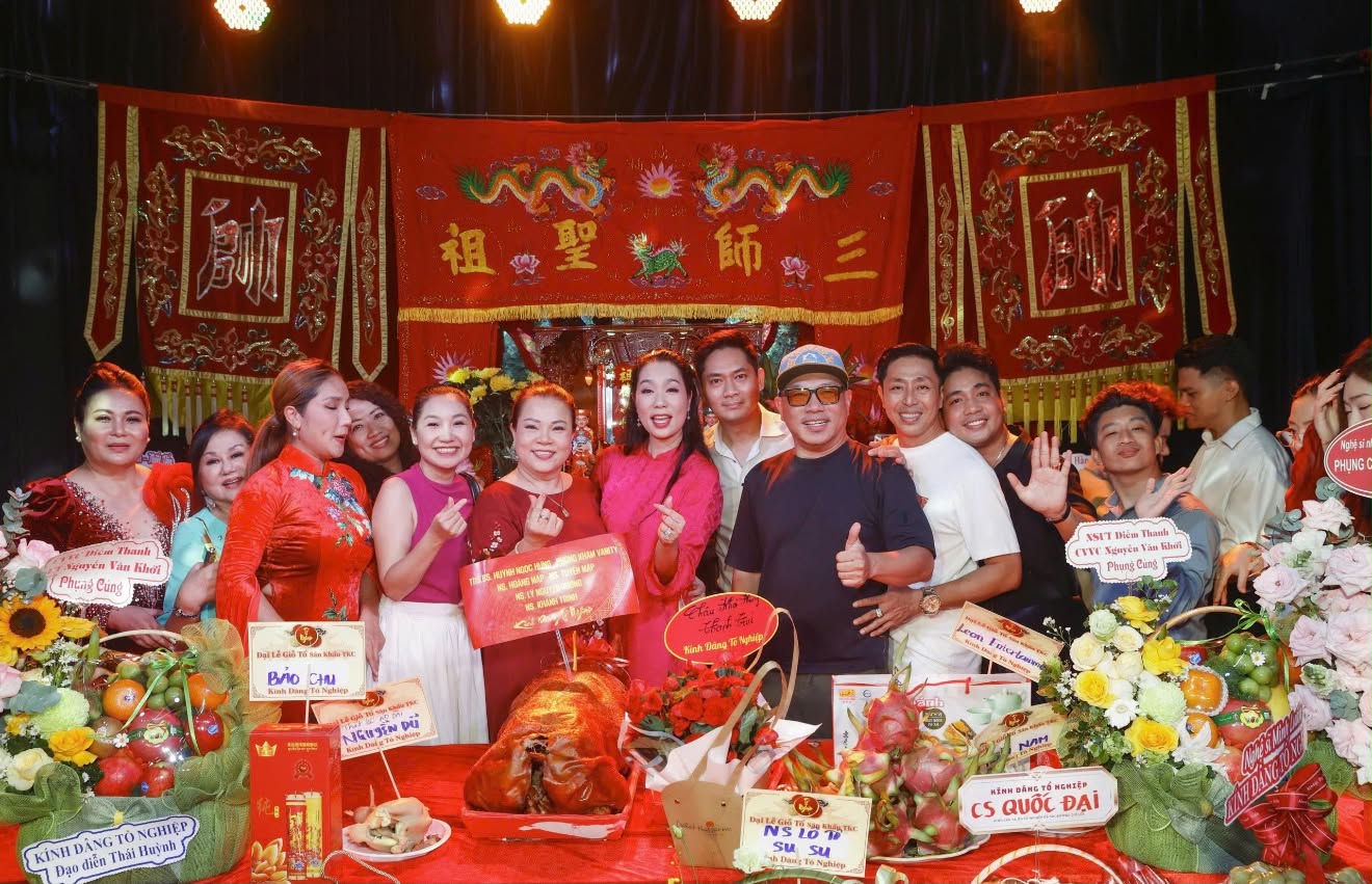  NSND Trịnh Kim Chi hội ngộ đồng nghiệp ngày giỗ Tổ sân khấu