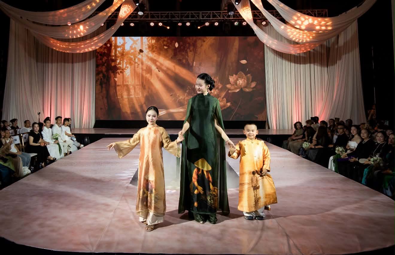  NTK Trần Thiện Khánh mở màn show áo dài Hương ký ức tại Huế