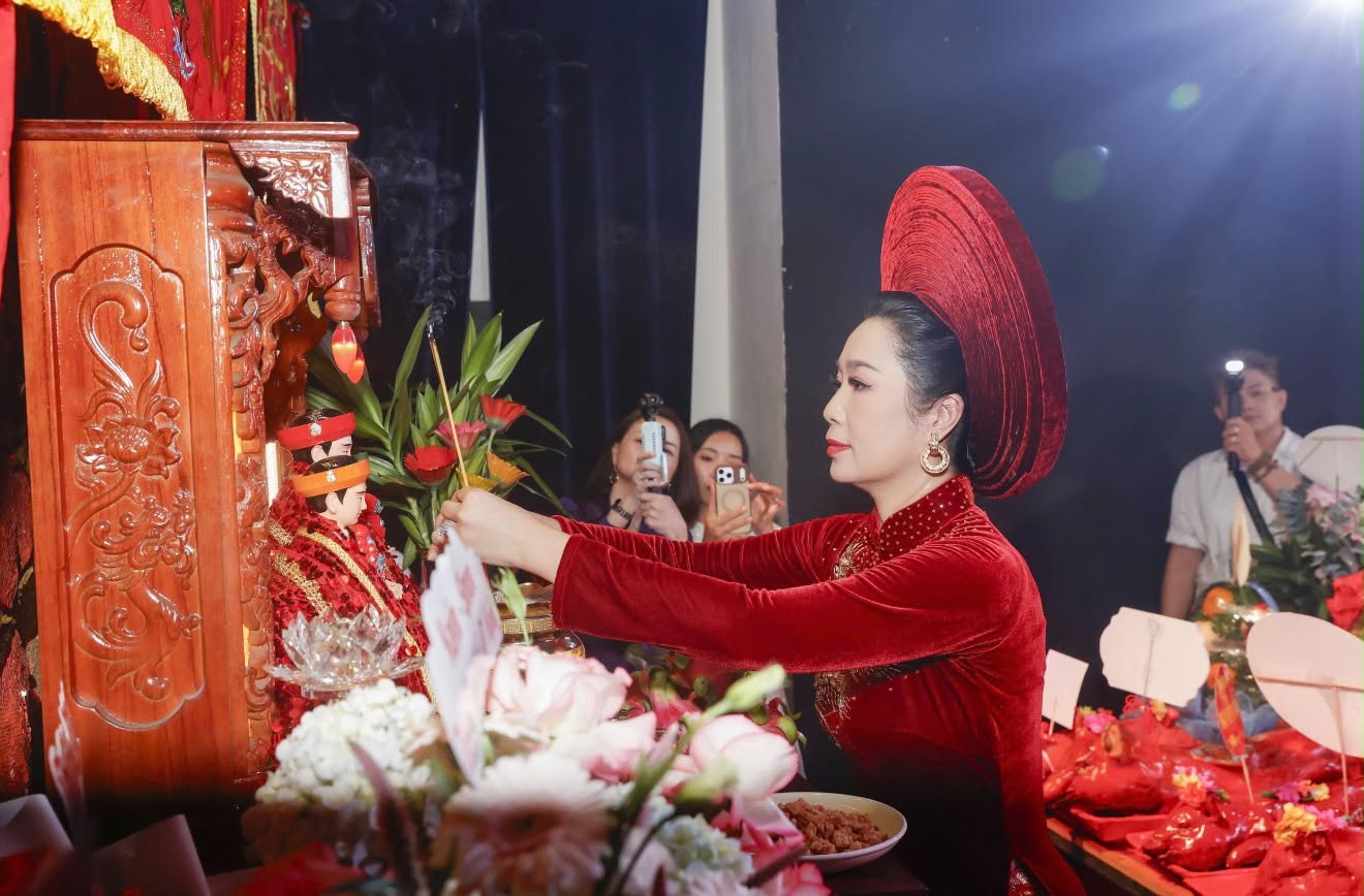  NSND Trịnh Kim Chi hội ngộ đồng nghiệp ngày giỗ Tổ sân khấu