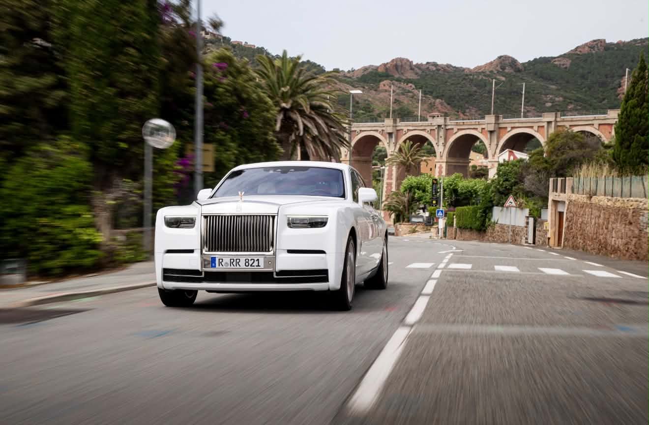 Rolls Royce mang trải nghiệm mùa hè trở lại Saint Tropez cùng Spectre Series II Rolls Royce mang trải nghiệm mùa hè trở lại Saint Tropez cùng Spectre Series II