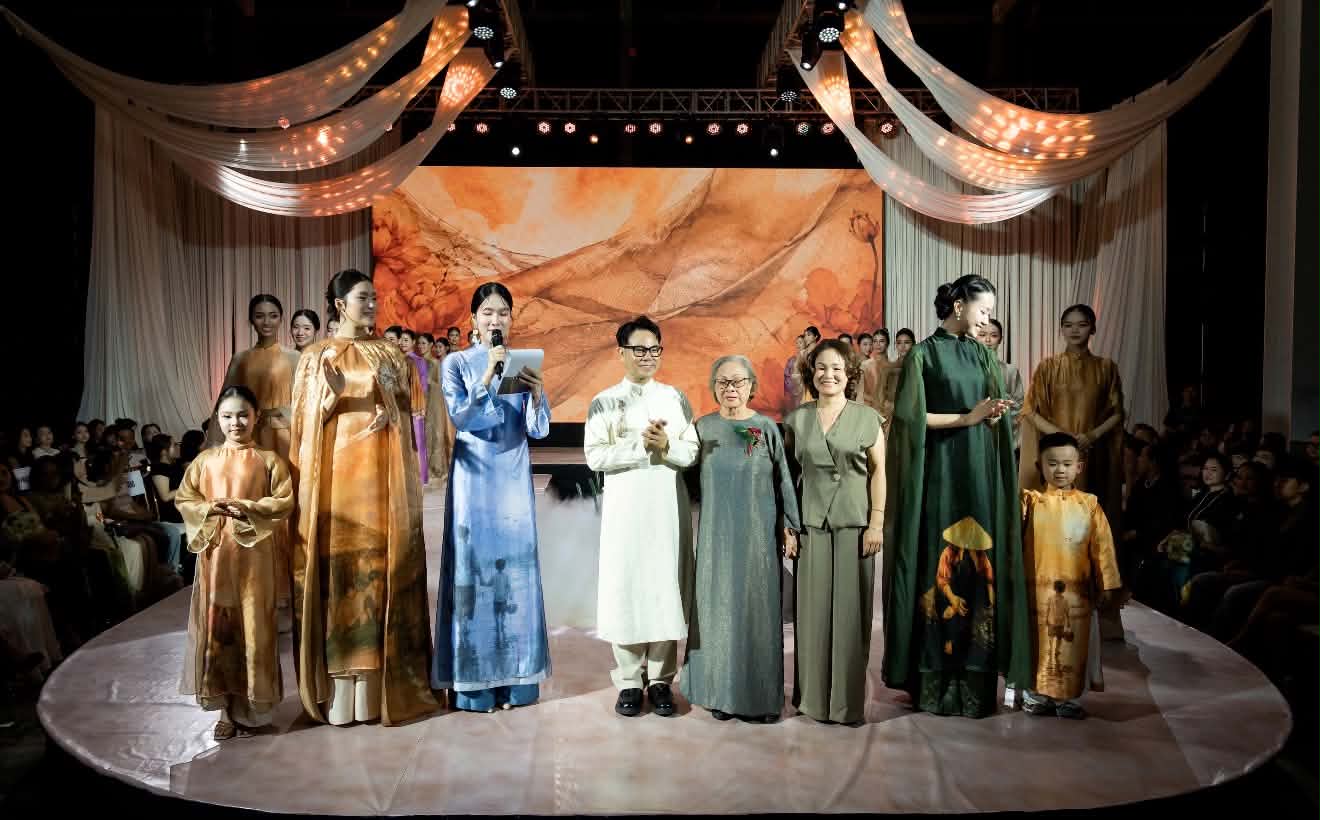  NTK Trần Thiện Khánh mở màn show áo dài Hương ký ức tại Huế