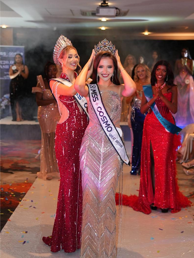 Đương kim Miss Cosmo Yolina Lindquist tiếp tục ghi dấu ấn với chuyến công du tại Vương quốc Anh.1 Đương kim Miss Cosmo Yolina Lindquist ghi dấu ấn với chuyến công du tại Vương quốc Anh